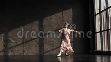 年轻漂亮的芭蕾舞演员穿着一件飘逸的长裙，跳着古典芭蕾。 穿尖鞋的芭蕾舞演员。 <strong>慢慢慢慢</strong>